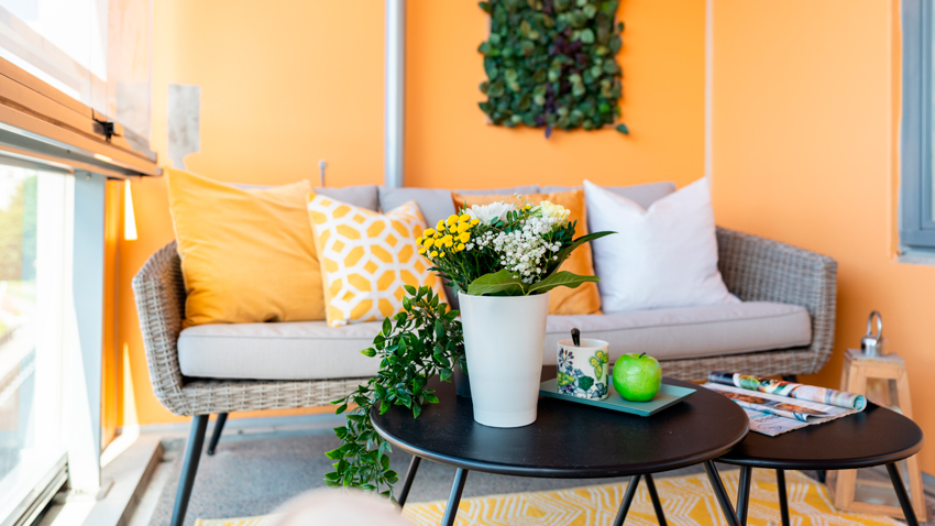 Parveke olohuoneen jatkeena