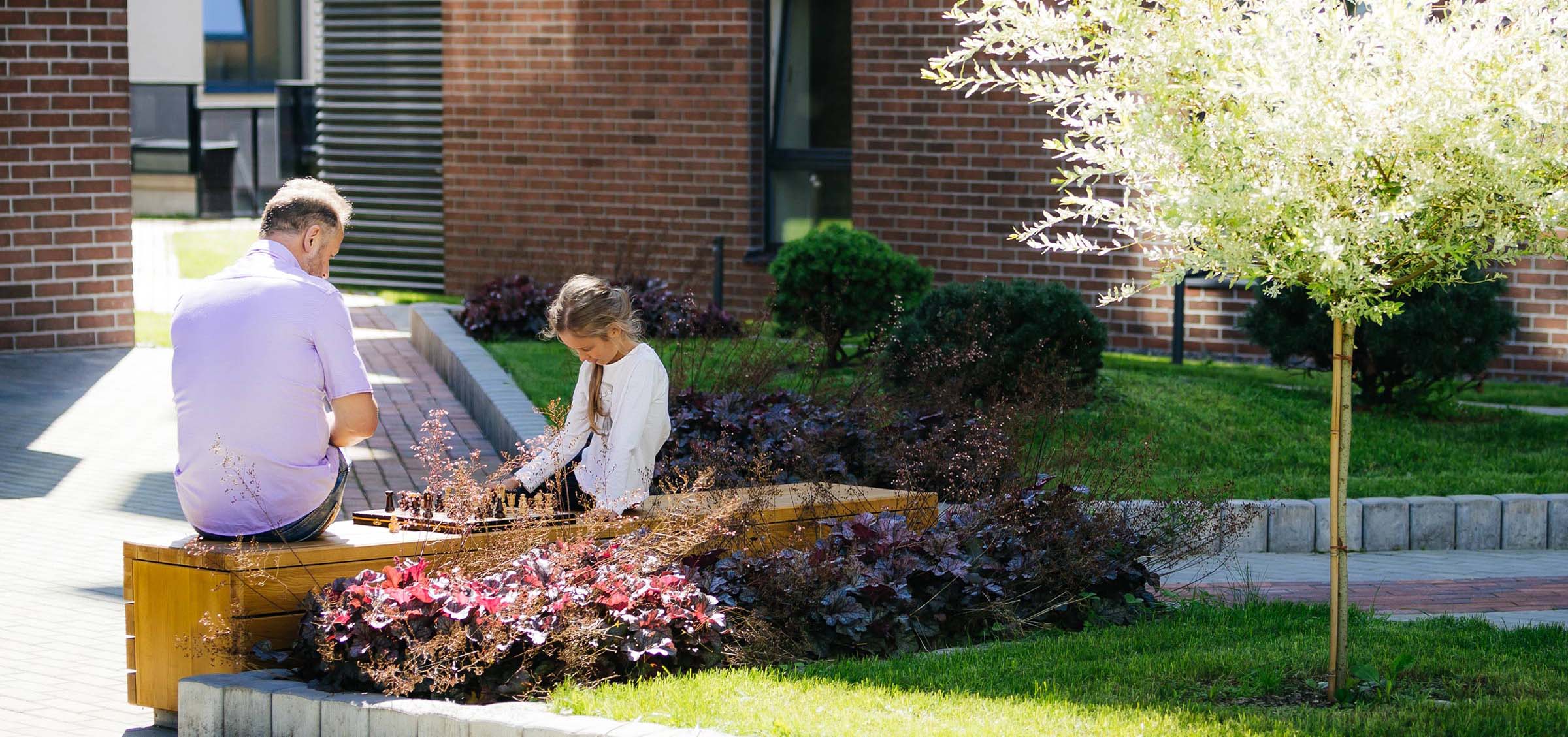 Telefoonin suojaisa korttelipiha