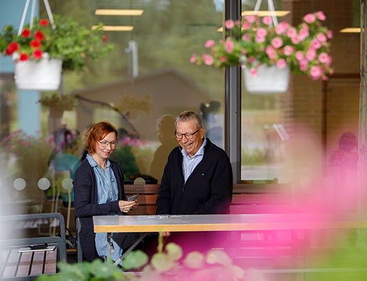 Pelaa korttia uuden naapurin kanssa 