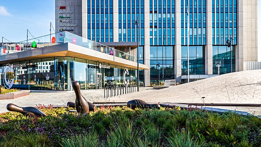 Keilaniemenrannan lasirakenteiset paviljongit ovat alueen palvelukeskittymä. 