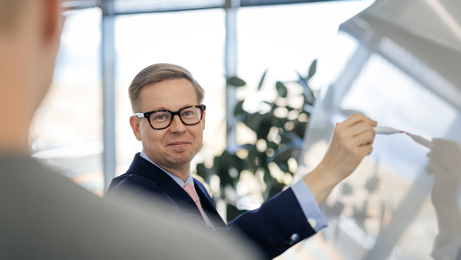 Vapaammin, vastuullisemmin, välittävämmin – miten korona on muuttanut tietotyötä ja sen johtamista?