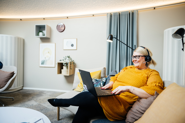 Suomalaiset tekevät etätöitä olohuoneissaan, pöydän ääressä