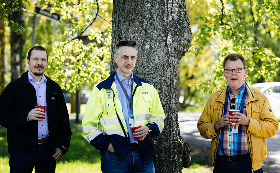 Kuvassa puun alla seisoo YIT:n Matti Varstala ja Harry Mäkinen, sekä Espoon kaupungin Markus Salin.