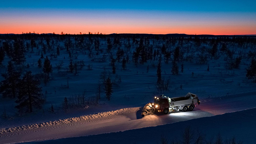 Teiden kunnossapitoa Lapissa auringonlaskun aikaan