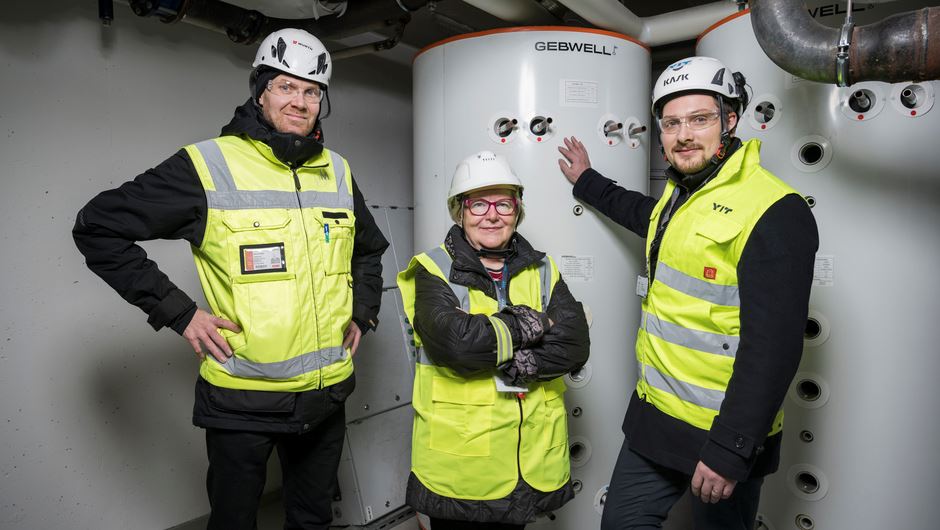 Mikko keinänen, Paula Pöntynen ja Aki Haapalahti tarkastelemassa as. Oy Kivenlukon maalämpölaitteistoa.