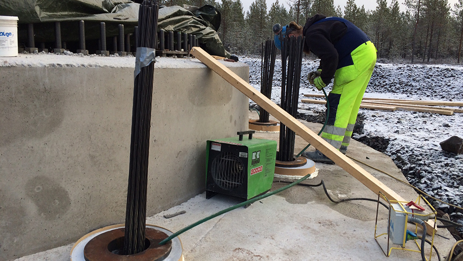 Tensioning keeps the wind power plant upright