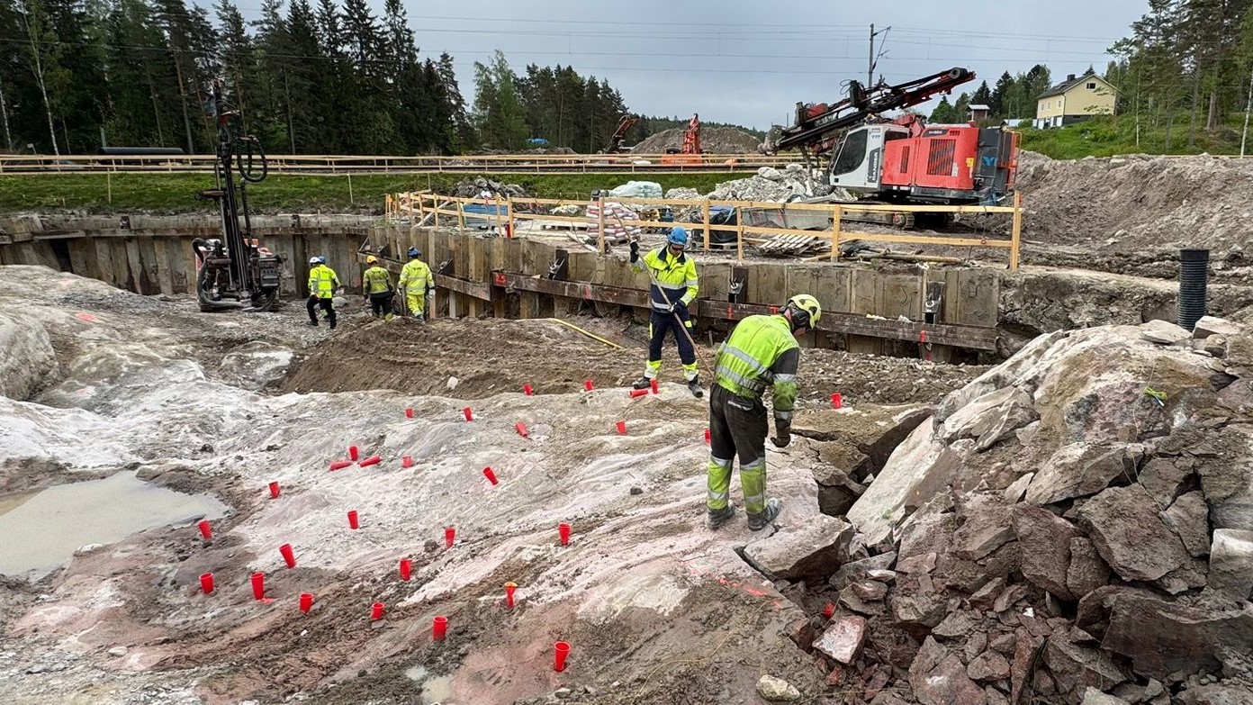 Ihmiset avolouhinnan parissa