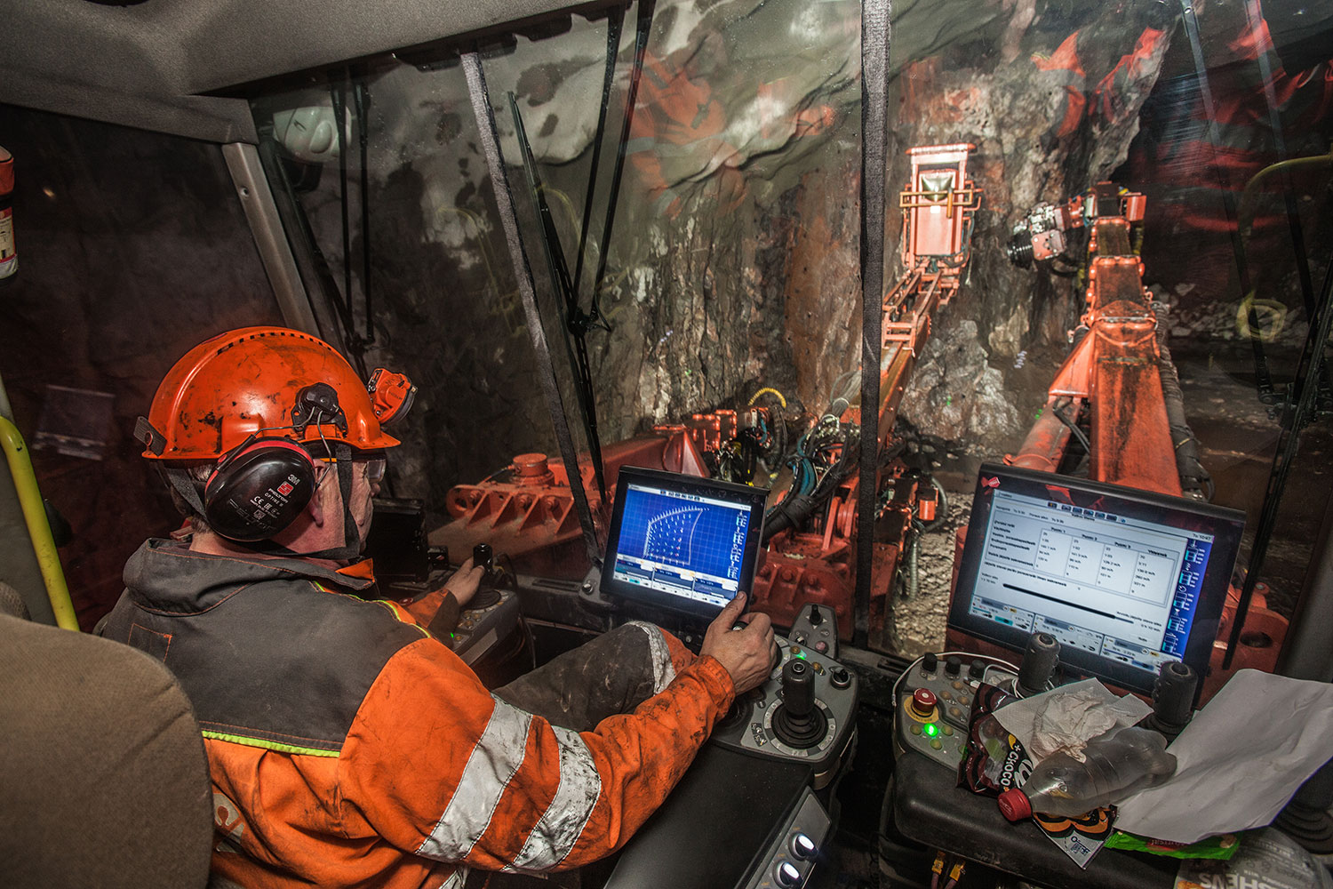 Blominmäen jätevedenpuhdistamo, Martti Kauppinen työssään / Blominmäki wastewater treatment plant, Martti Kauppinen at work
