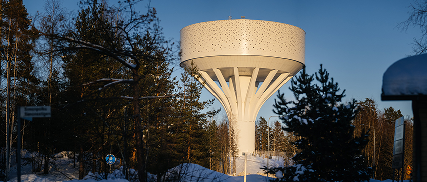 Hiekkaharjun vesitorni talven valaistuksessa, Vantaa / Hiekkaharju water tower in winter lighting, Vantaa, Finland