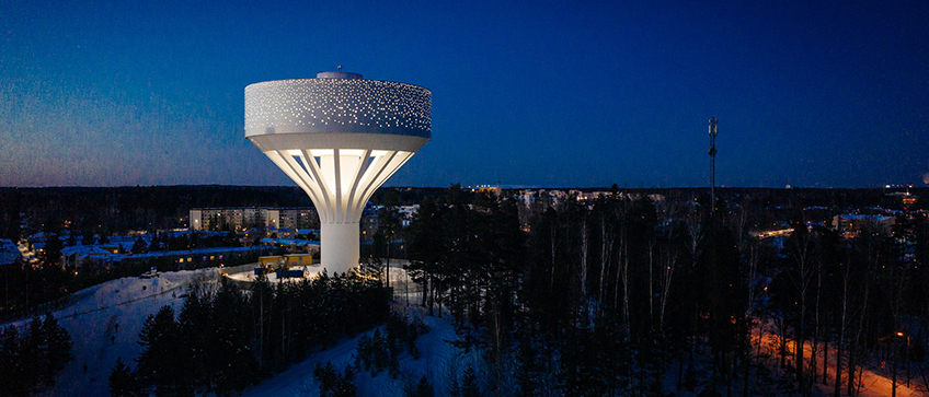 Hiekkaharjun vesitorni iltavalaistuksessa, Vantaa / Hiekkaharju water tower in evening lighting, Vantaa, Finland