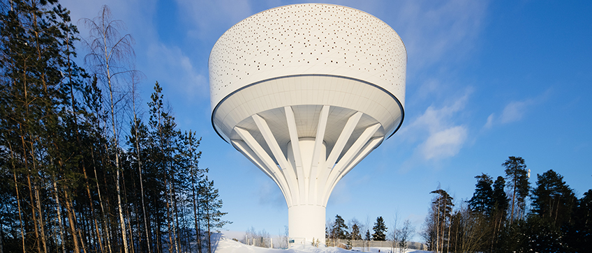 Lähikuva Hiekkaharjun vesitornista talvella, Vantaa / Close-up of the Hiekkaharju water tower in winter, Vantaa, Finland