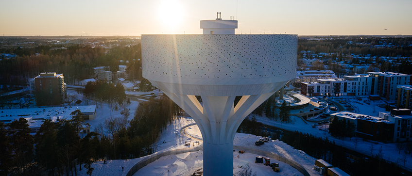 Hiekkaharjun vesitorni auringonlaskun aikaan talvella, Vantaa / Hiekkaharju water tower at sunset in winter, Vantaa, Finland