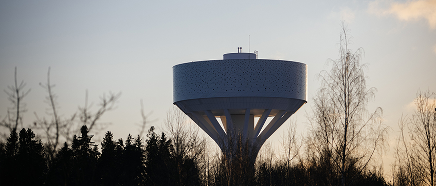 Hiekkaharjun vesitorni illalla, Vantaa / Hiekkaharju water tower in the evening, Vantaa, Finland