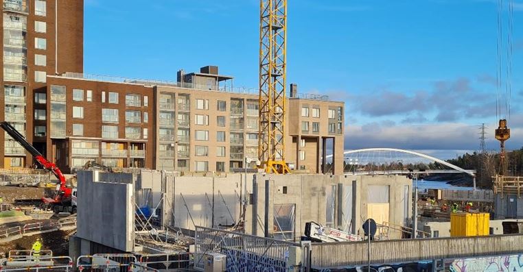 Rakennustyöt ja maanrakennustyöt jatkuvat, imujäteputken kaivutyöt käynnissä