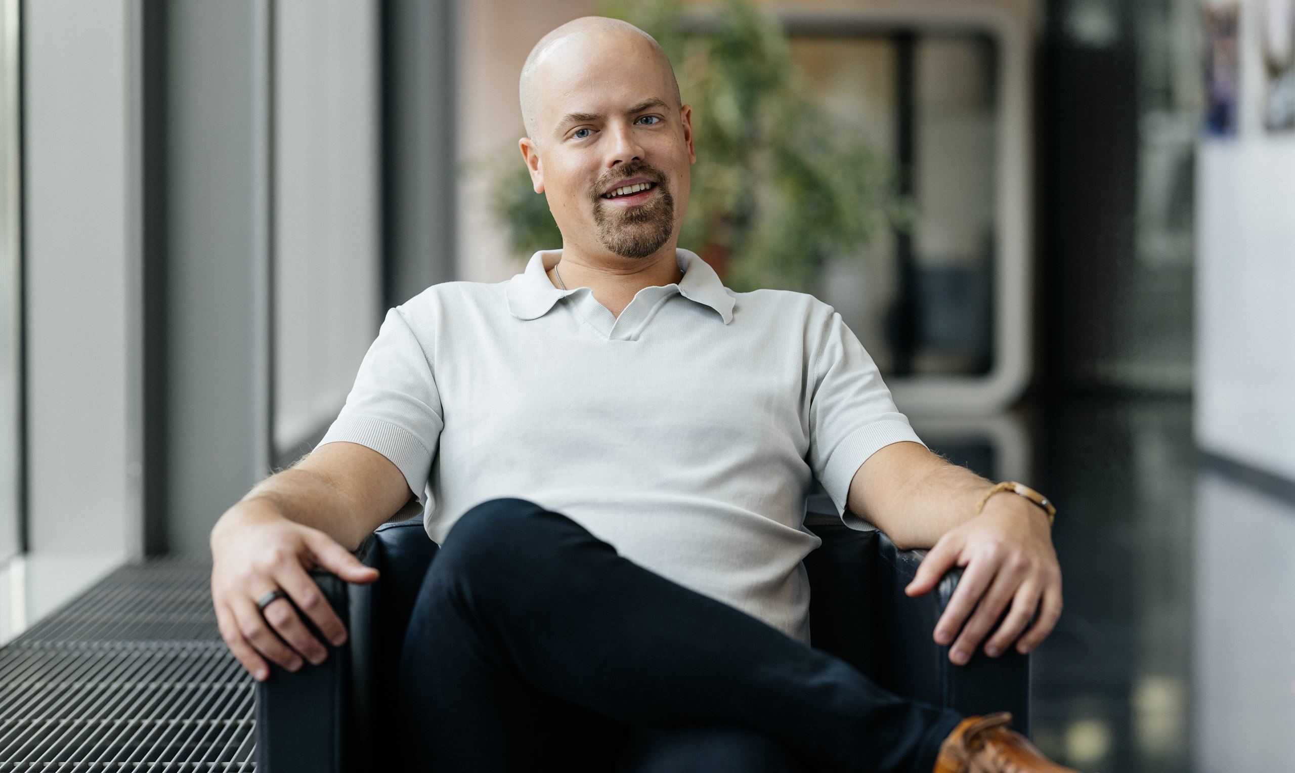 Ihmisiä taloyhtiön kokouksessa