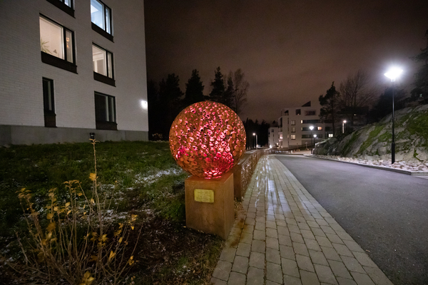 Miten kerrostalon pihapiiri kannattaa valaista? Valosuunnittelija kertoo