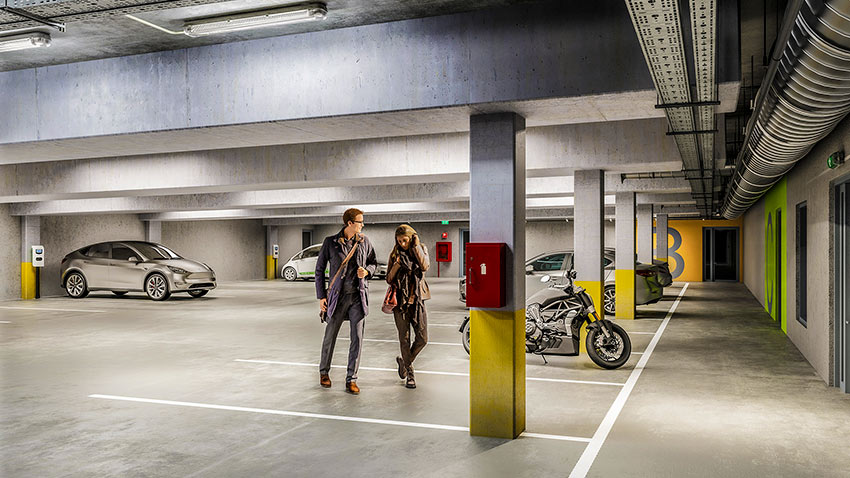 Osa autopaikoista on varustettu sähkö­auton lataus­pisteillä.