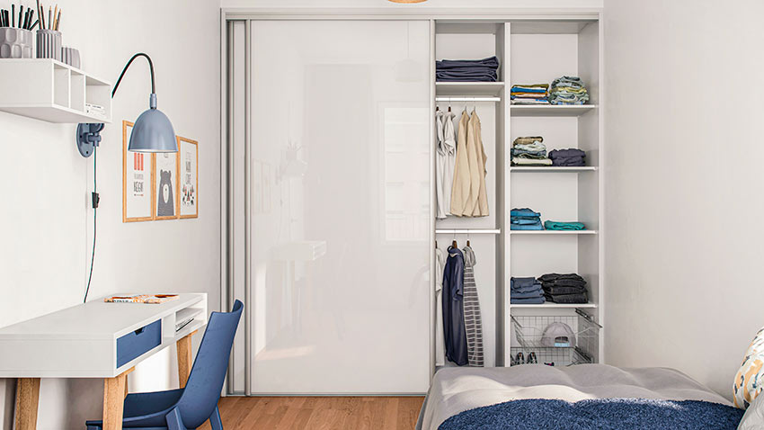 Liukuovellinen säilytyskomero on tyylikäs tilaihme, joka on sisustettu valmiiksi lankakoreilla ja kahdessa tasossa olevilla vaatetangoilla.