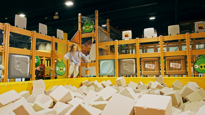 Lapset leikkivät Angry Birds -sisähuvipuistossa