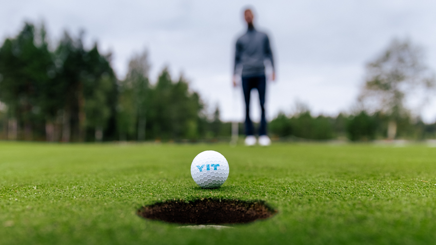 Golffaaja viheriöllä