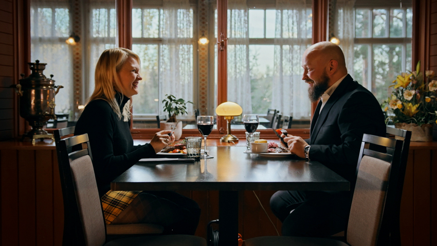 Pariskunta nauttii ravintolaillallista