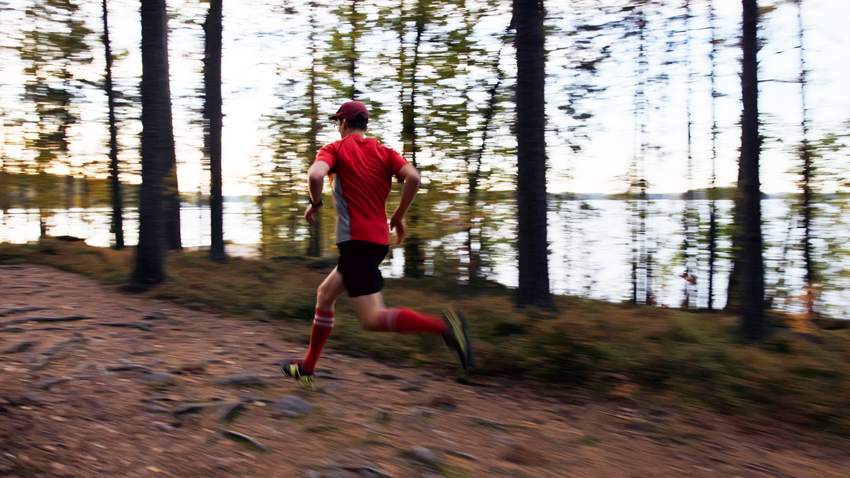 Polkujuoksija Saimaan rannalla