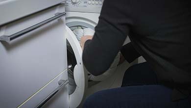 Pyykinpesukoneen ovi aukeaa vain osittain