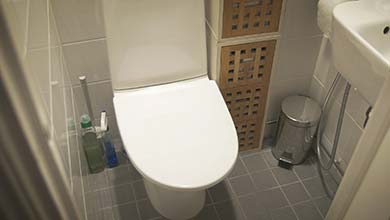 Tukalan pieni kylpyhuone