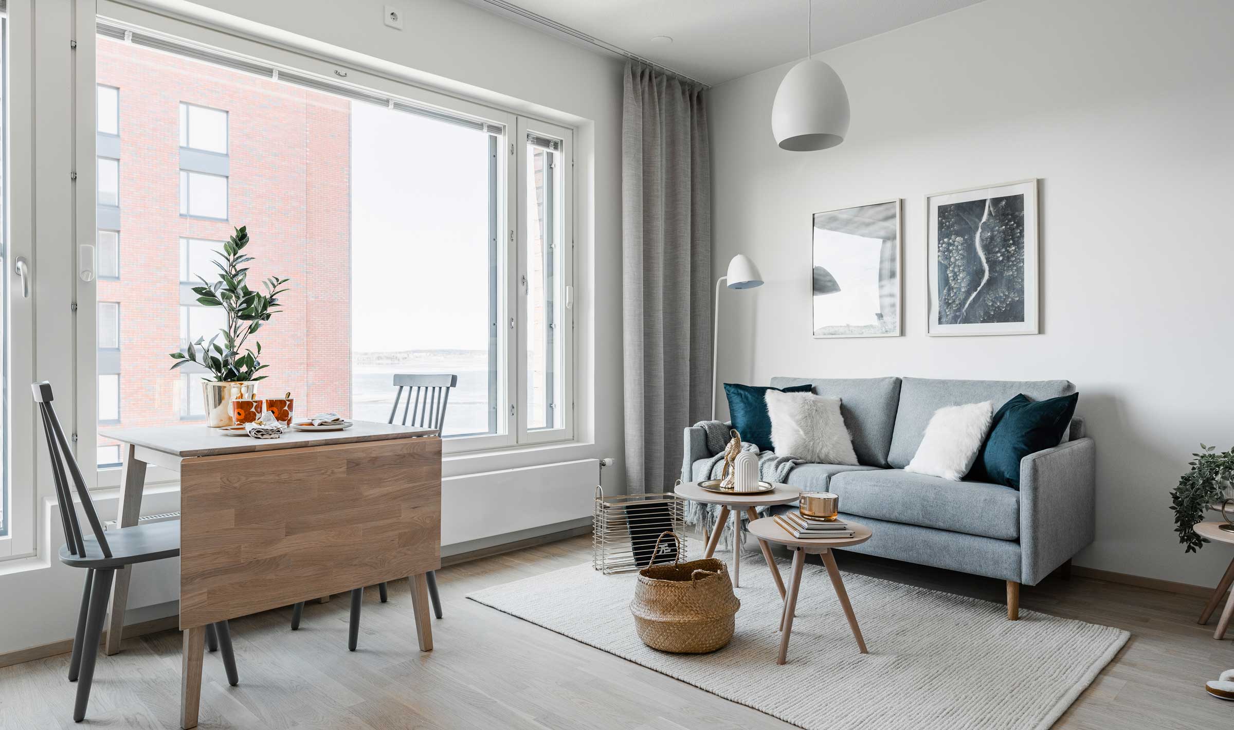 Valmiiksi kalustetun kodin olohuone