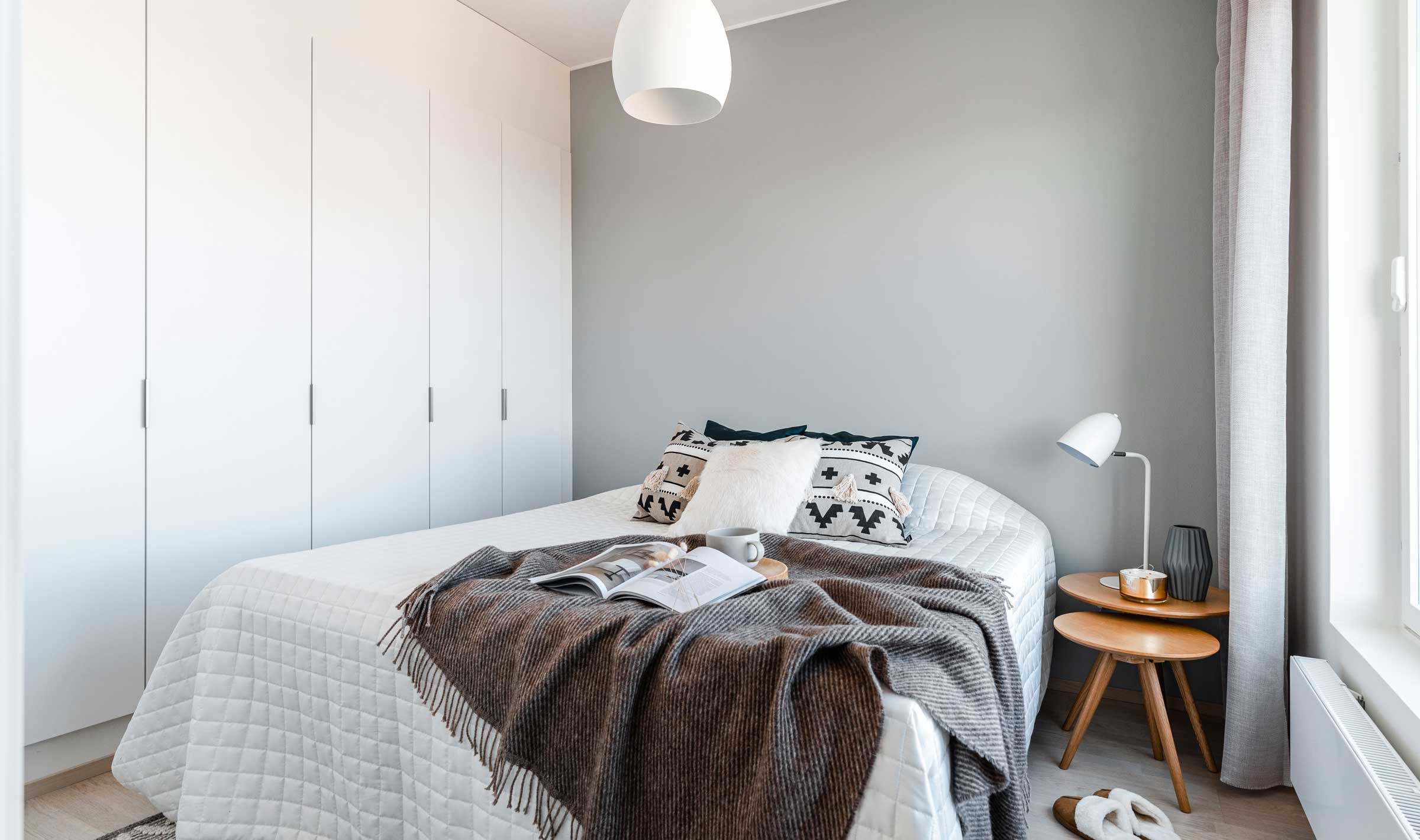 Tyylikäs makuuhuoneen sänky yöpöytineen