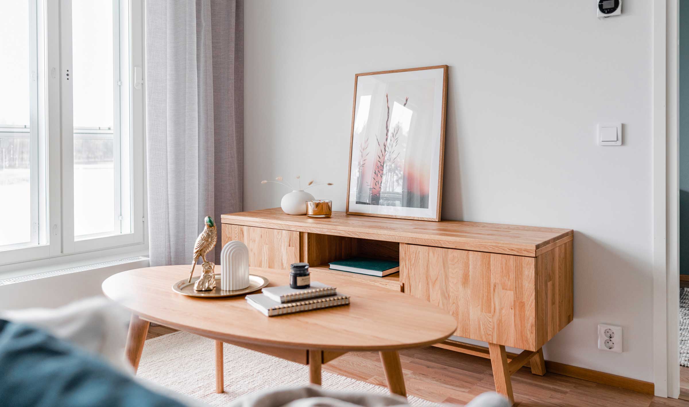 Valmiiksi kalustetun kodin olohuone