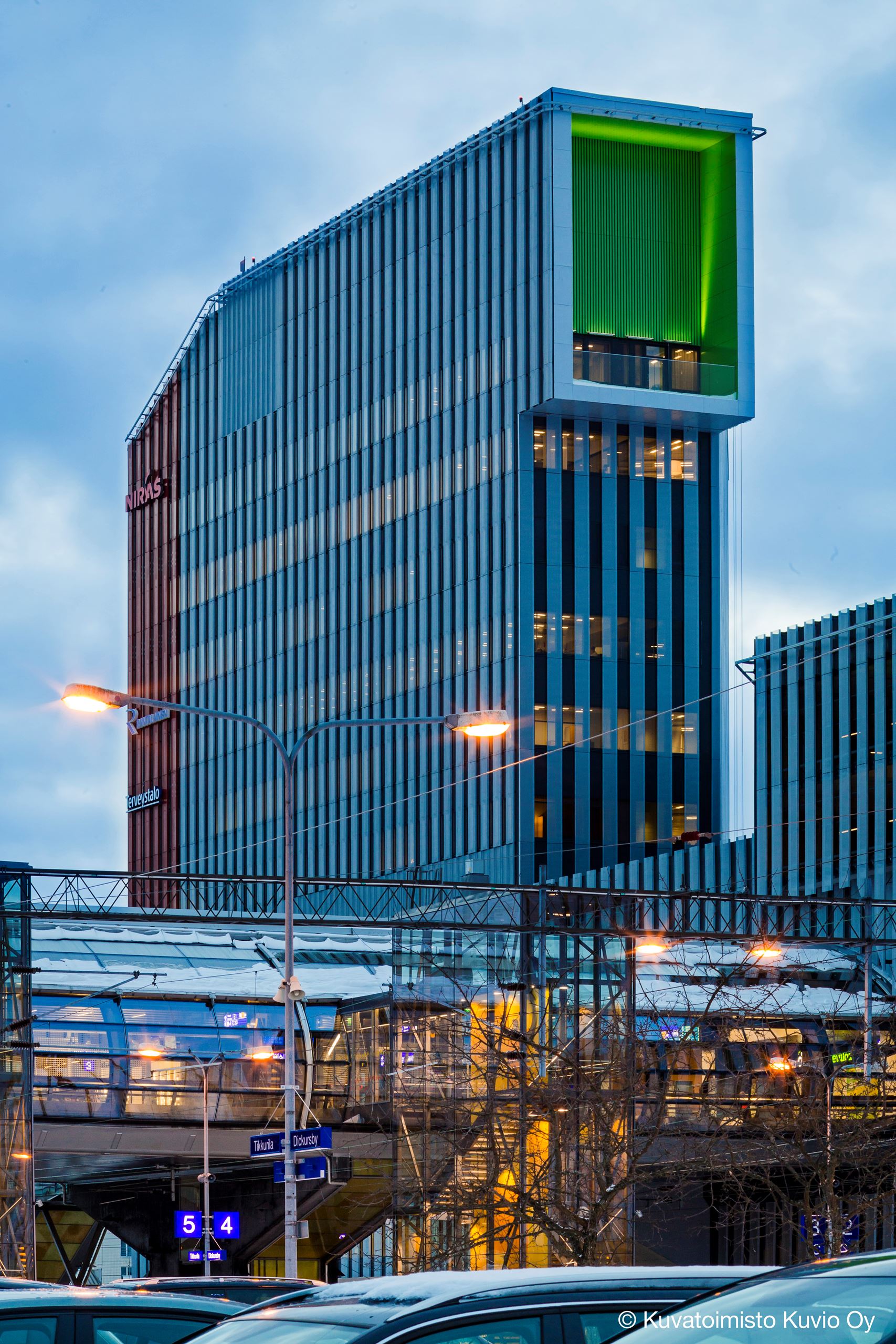 Dixi sijaitsee Tikkurilan uudistuneessa keskustassa