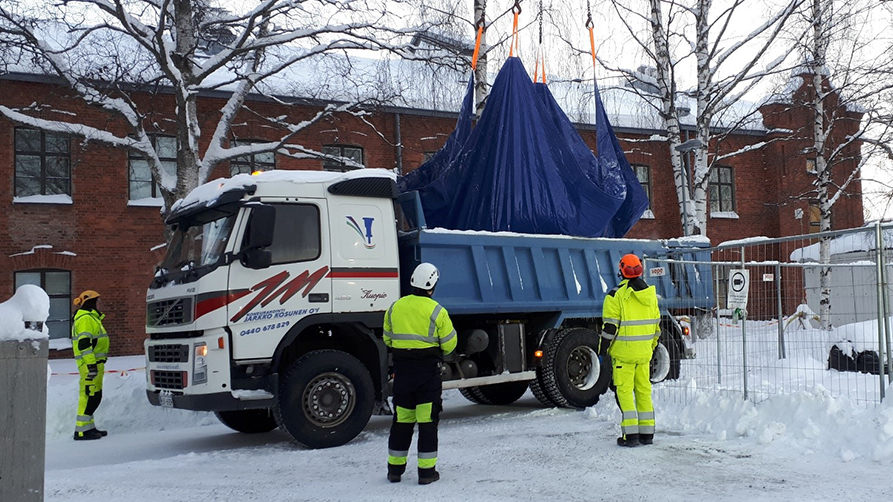 Työmaalla lumitöissä auttaa muunmuassa nostopurje..jpg