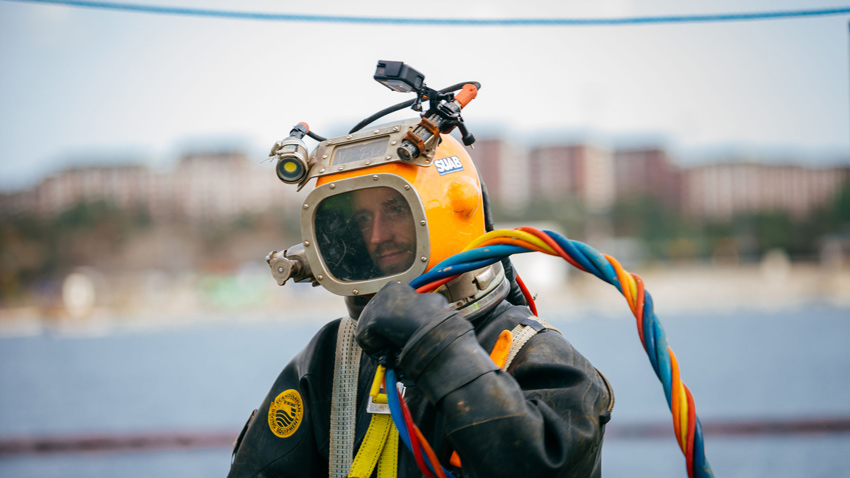 Mies sukelluspuvussa