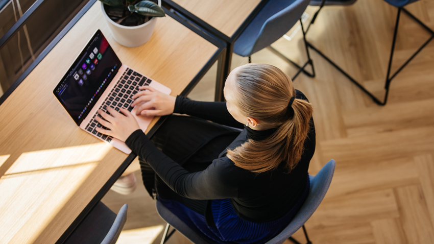 Woman-on-a-computer-850x478.jpg