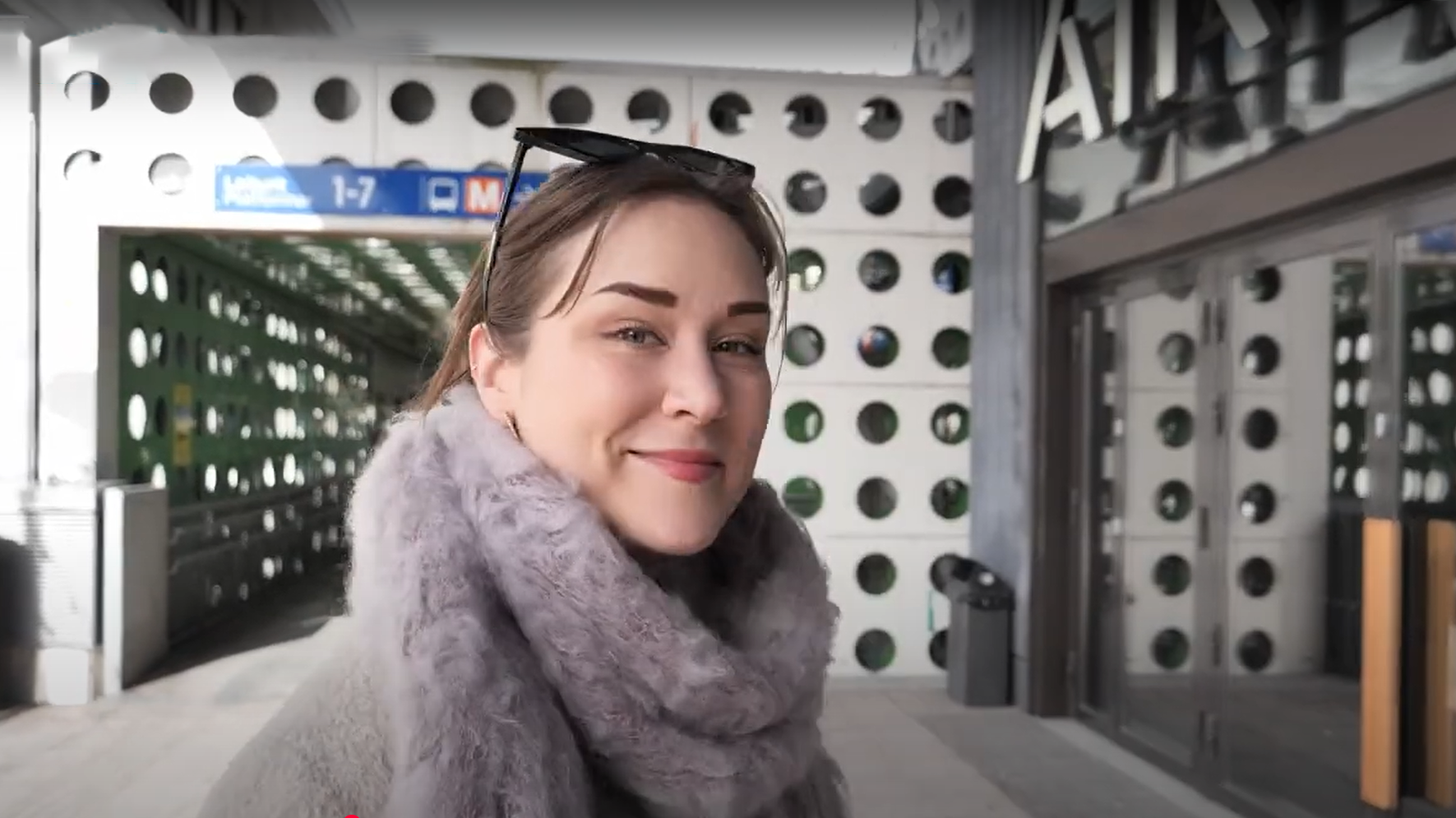 Tuultenristi sijaitsee Tapiolan metroaseman päällä