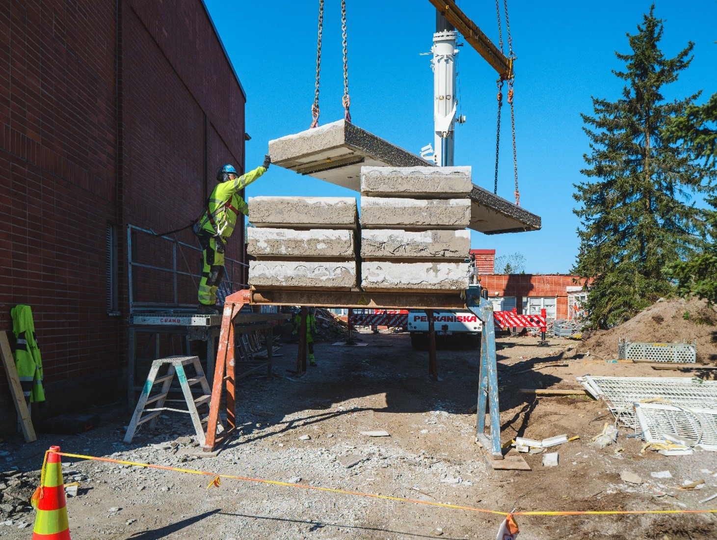Ontelolaattojen purkutyöt käynnissä. Laatat kuljetetaan Consolis Parman tehtaalle tarkistukseen ja huoltoon.