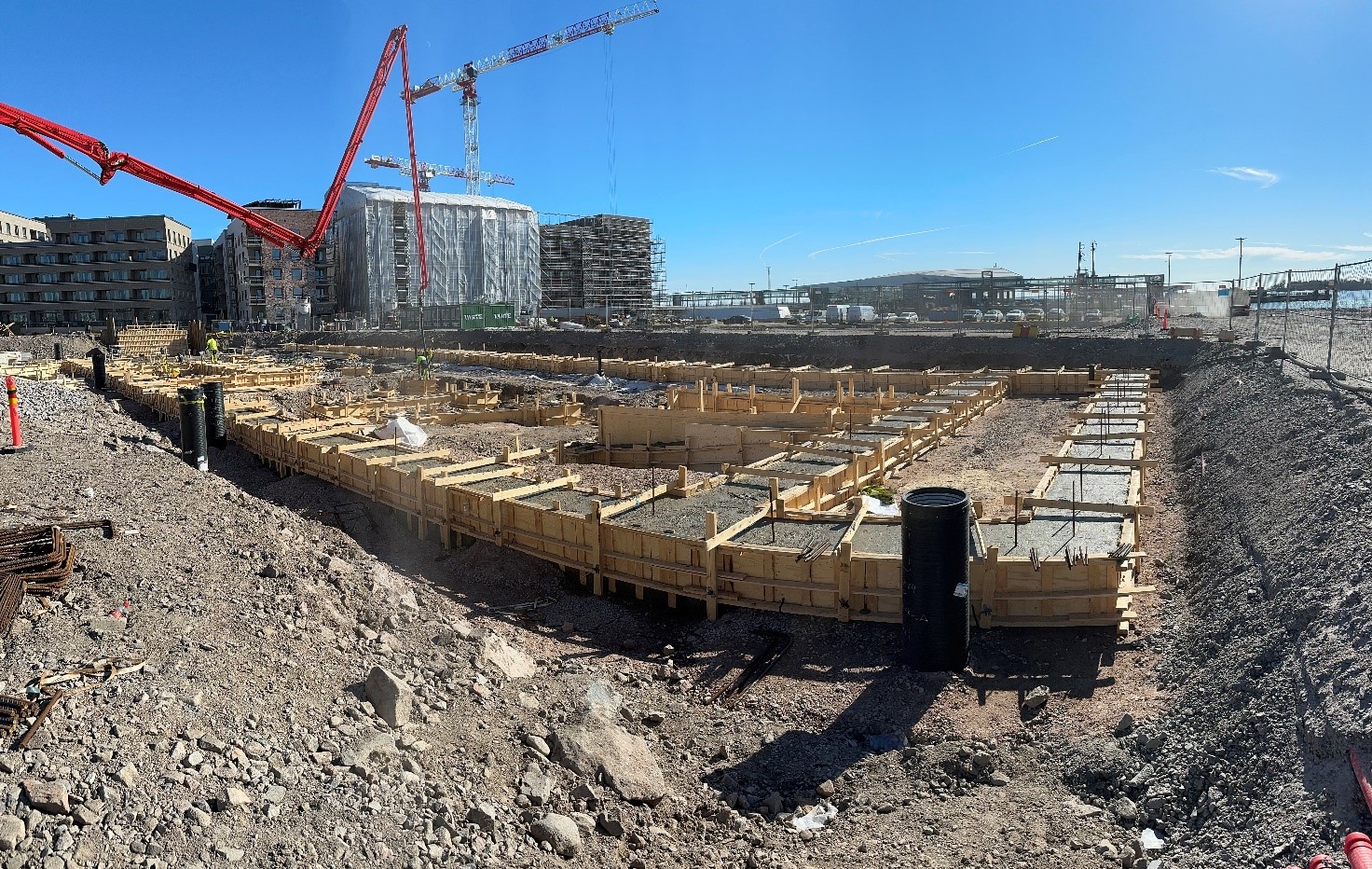 Vähähiilisen betonin valutyöt käynnissä Melkinlaiturin koulun ja päiväkodin työmaalla, Helsingin Jätkäsaaressa.